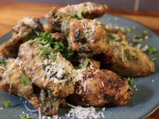 Крильця, глазуровані пармезаном: фото скрін Ютуб