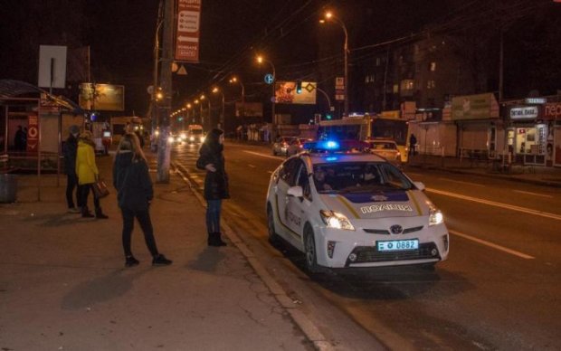 Не давал пройти: в Киеве два неадеквата изувечили копа