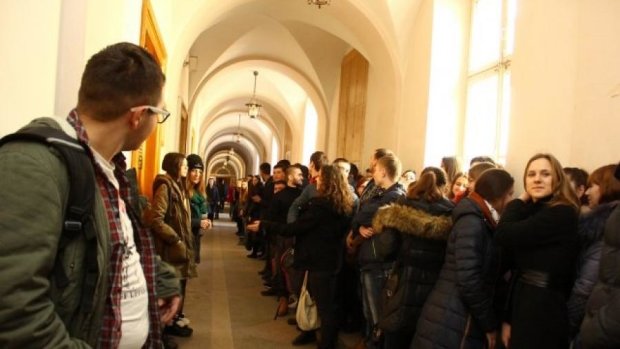 Львівські студенти влаштували коридор ганьби викладачці-сепаратистці