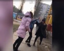 В Киеве несовершеннолетние сняли на видео жестокую расправу над школьницей и слили в сеть