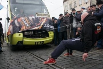 Как львовянин зубами трамвай тянул (видео)