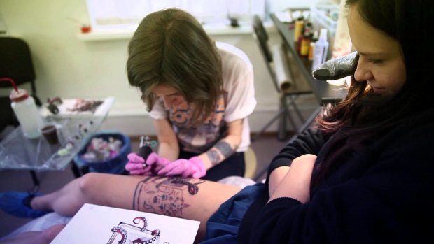 Папа, как мольберт: девятилетняя татуировщица покорила сеть невероятными шедеврами