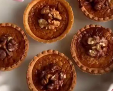 Быстрые орешки со сгущёнкой в тарталетках, кадр из видео