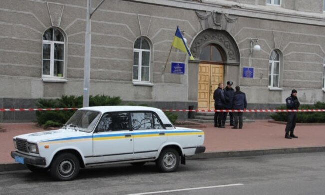 Півтори години у Чернігівській ОДА шукали бомбу (фото)