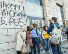 Ікони революції: на Грушевського знову познущалися над пам'яткою історії