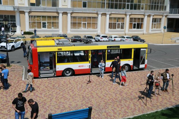 Кіношка за кермом: в Одесі водій тролейбуса побив рекорд халатності, люди ледь не загинули під Тарантіно