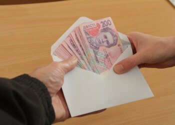 Зарплата в конвертах, фото: 1news.com.ua