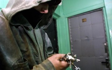 Пізнаєте його? Кияни спіймали домушника на гарячому