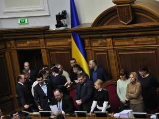 Верховная Рада, нардепы заблокировали трибуну и кресло спикера - Знай.uа