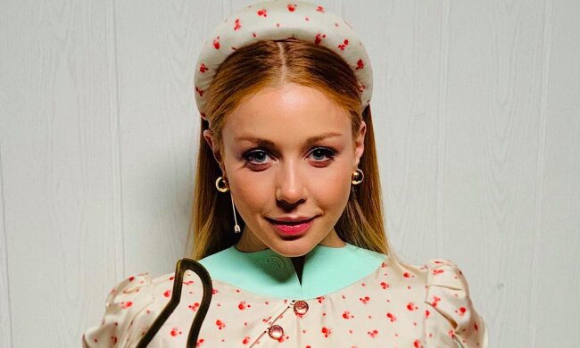 Спокуслива Кароль підкорила сукнею з пікантним розрізом: "Гаряча яка"