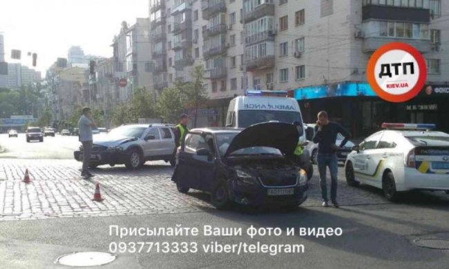 Два авто ухитрились столкнуться в полупустом центре Киева