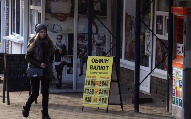 Курс валют: гривна продолжает удивлять украинцев