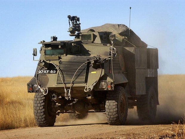 Украинские военные получили на вооружение британские броневики