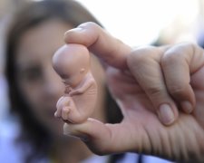 Українок хочуть позбавити права на аборт