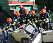 Появились фото ДТП под Киевом: поезд протаранил авто