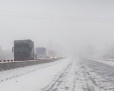 Жахливий снігопад паралізував важливу транспортну артерію