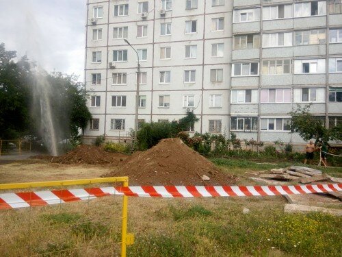 В Харькове  забил "фонтан" высотой в 6 этажей - позор коммунальщиков Кернеса попал на камеру