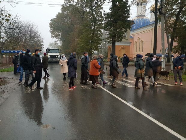 На Буковині жителі села перекрили дорогу через відключення газу, фото з фейсбук