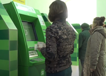 Отримання виплат. Фото: скрін youtube