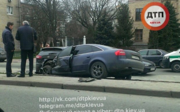 Три иномарки устроили жуткое ДТП посреди Киева