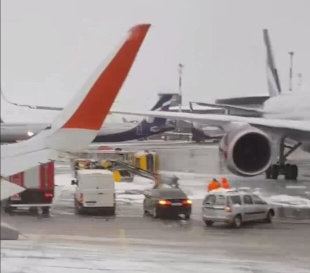 В Шереметьево самолёт столкнулся с машиной - случился пожар, есть ...