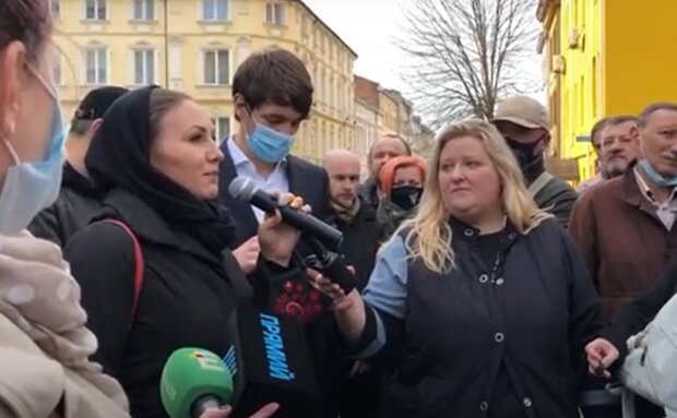 София Федына возле зала суда во Львове, кадр из репортажа 4 студия: YouTube