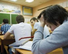 Вчителька сміялася: однокласники змусили дівчину різати себе