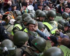 Митингующие и копы устроили месиво под Радой: первые кадры