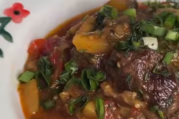Тушеные овощи с мясом и баклажанами, кадр из видео