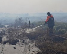 Вже п'ятнадцять гектарів торфовищ горить на Київщині (фото)