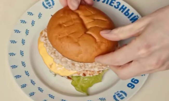Курячий бургер, кадр з відео