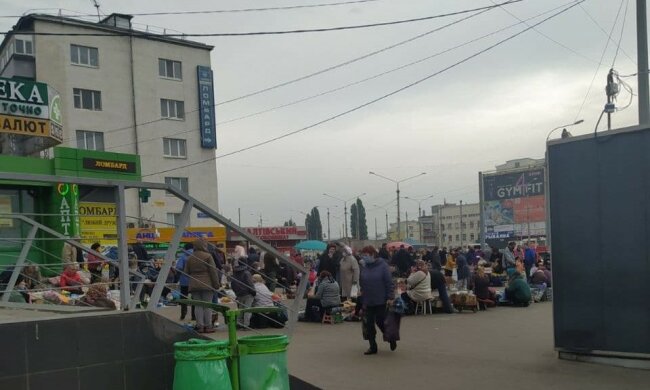 На харківському ринку торгують вкраденою у солдатів їжею: "Свинство!"