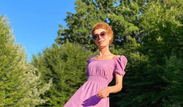 Невеста Розенко Елена-Кристина Лебедь развалилась под праздничной елкой в октябре: "Уже Новый год?"