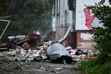 Пошкоджений житловий будинок у Львові після російської атаки