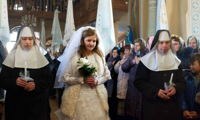 Львовян испугала монахиня в свадебном платье, очень странные фото