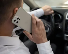 Авто, телефон, кадр з відео