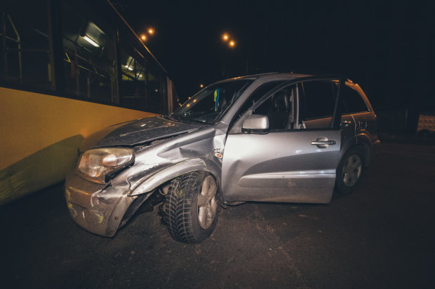 Інсульт на величезній швидкості: у Києві позашляховик протаранив тролейбус