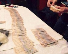Харківський податківець "погорів" на хабарі за невтручання в роботу ПП (фото)
