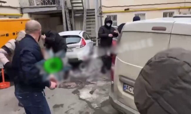 Біля обмінника валют у Києві поранили ветерана АТО - поліція готується до штурму