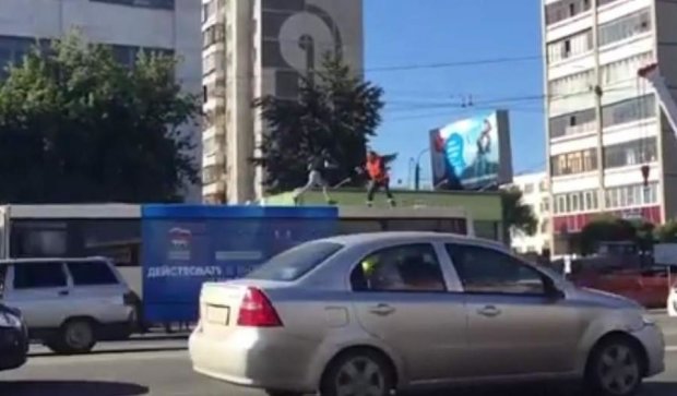 Житель Челябинска подрался с водителем на крыше маршрутки (видео)