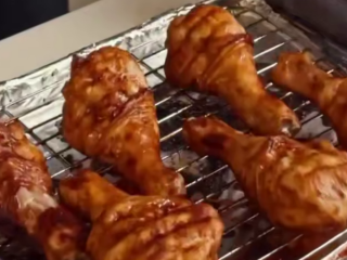 Медово-часникові курячі ніжки, кадр з відео