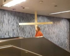 Сектант пробив величезним хрестом стелю в метро