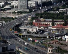 Асфальт поглинув машину в центрі Києва: вся столиця стоїть у заторах