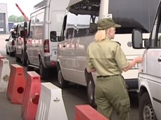 Автомобілі на кордоні. Фото: Youtube