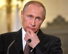 Злодій та вбивця: Путіна облили кров'ю в Берліні