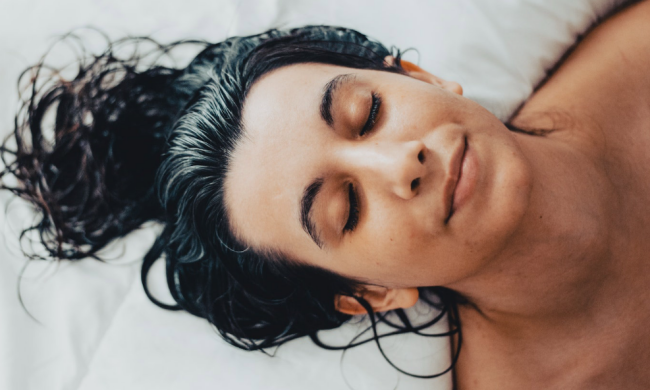 Мокре волосся, кадр з відео