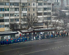 Сотни хмельнитчан толкаются на остановках, километровые очереди за свободное место: "Так начинается день"