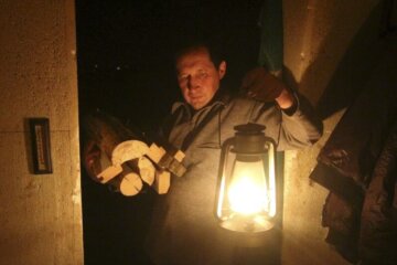 Людина під час відключення світла