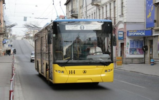 Форсаж по-київськи: тролейбус перекрив вулицю і протаранив будинок