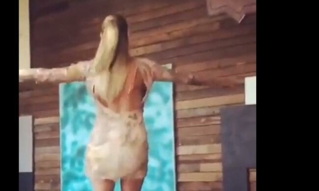 Супермодель Хайди Клум станцевала на столе (видео)